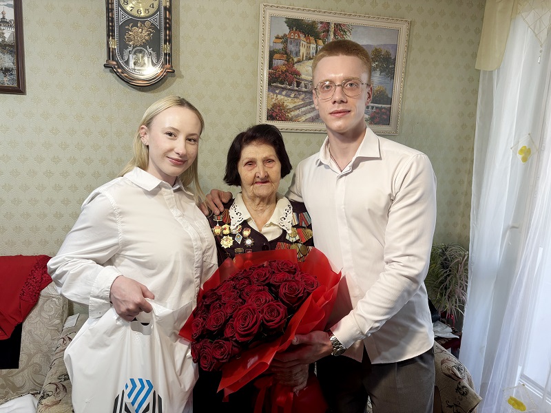 Молодежь Центра посетила ветеранов Великой Отечественной войны