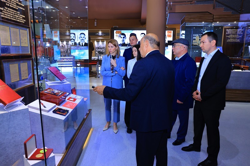 Во время посещения мемориального комплекса Во время посещения мемориального комплекса