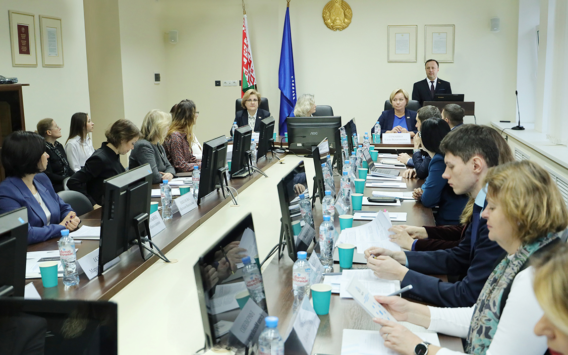 Проблематику развития договорного права обсудили в Центре.jpg